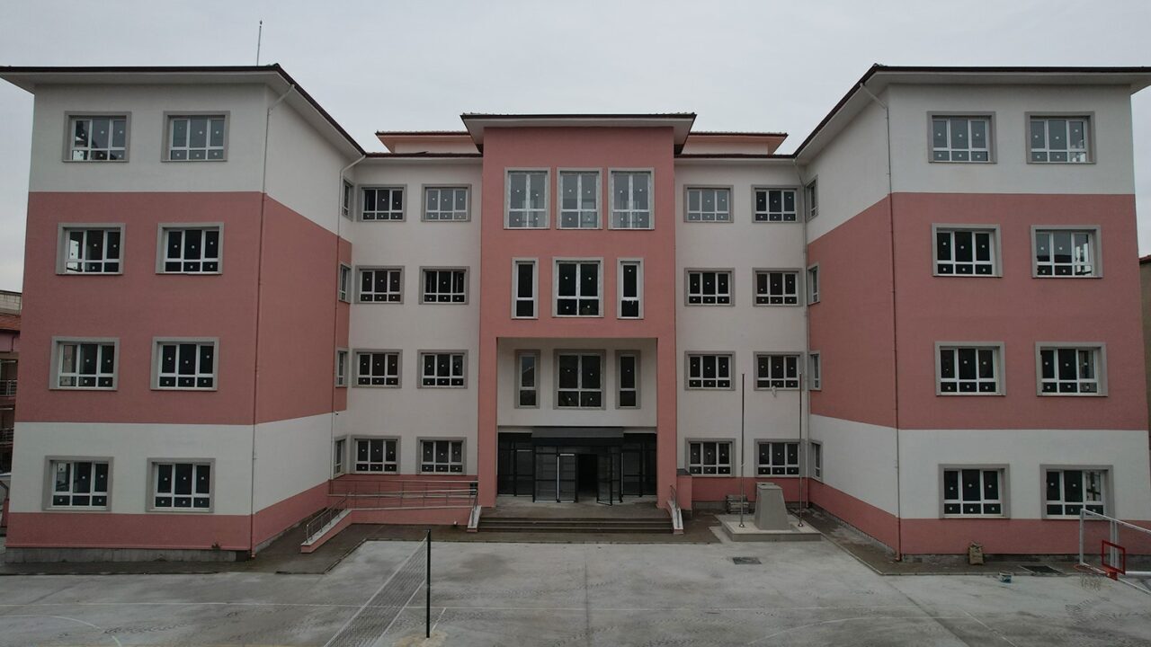 Manisa'nın Kula ilçesinde, 2020'de yıkım kararı alınan 4 Eylül Ahmet