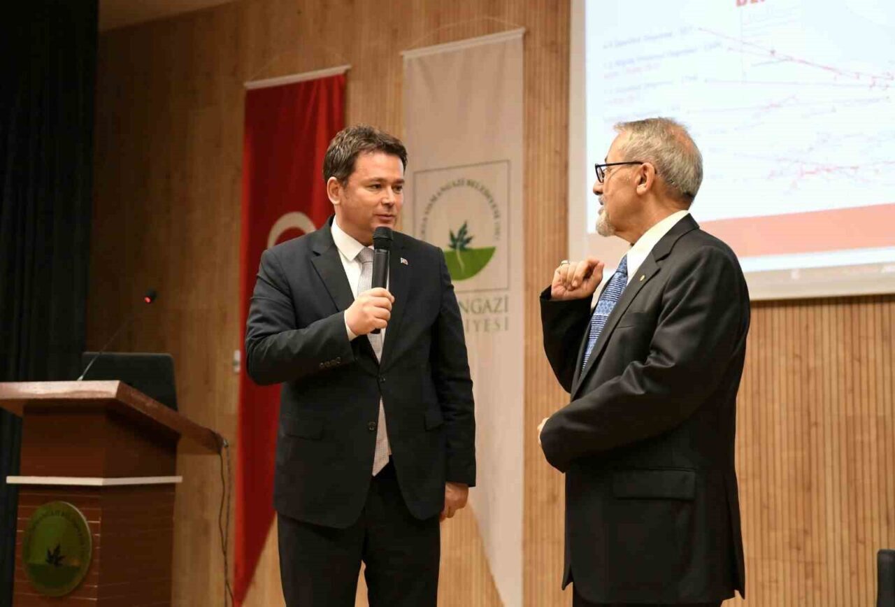 Osmangazi Belediyesi'nin düzenlediği söyleşide, Yer Bilimci Prof. Dr. Naci Görür,