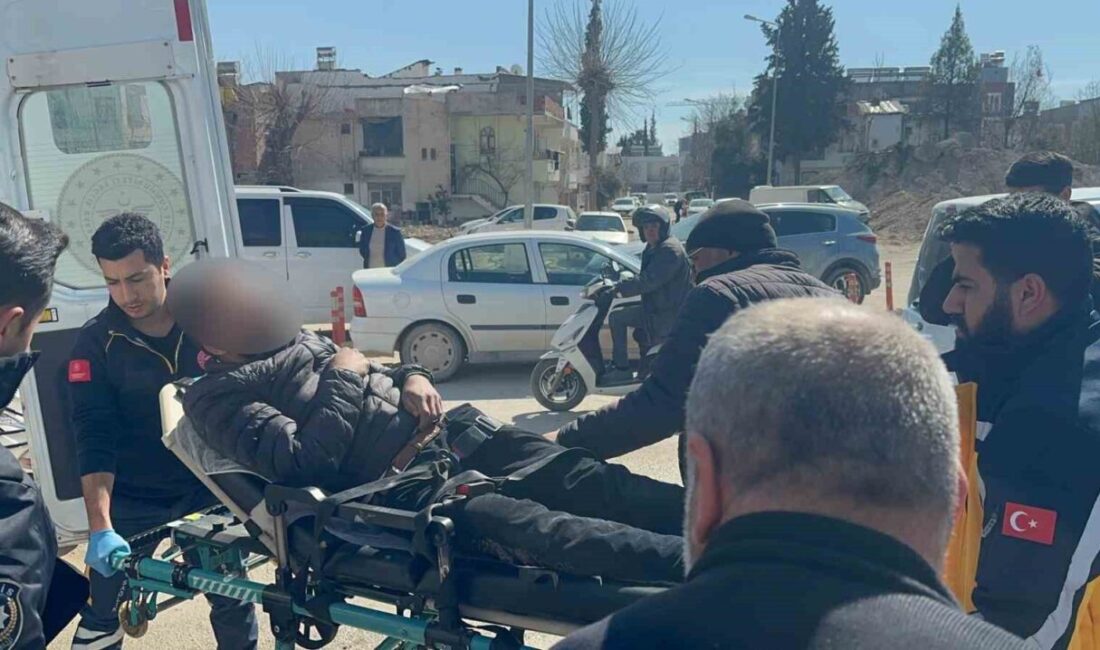 Adıyaman’da Yerde Hareketsiz Yatan Şahıs Sağlık Ekiplerini Oluşturduğu Alarm ile Hastaneye Kaldırıldı Adıyaman'da Alitaşı Mahallesi'nde kaldırımda hareketsiz yatan bir kişi, çevredekiler tarafından
