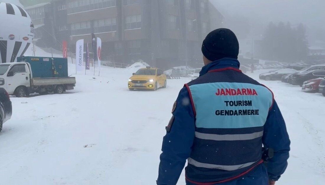 Uludağ'da yoğun kar yağışı etkisini sürdürüyor. Sömestir tatili sonrasında bile