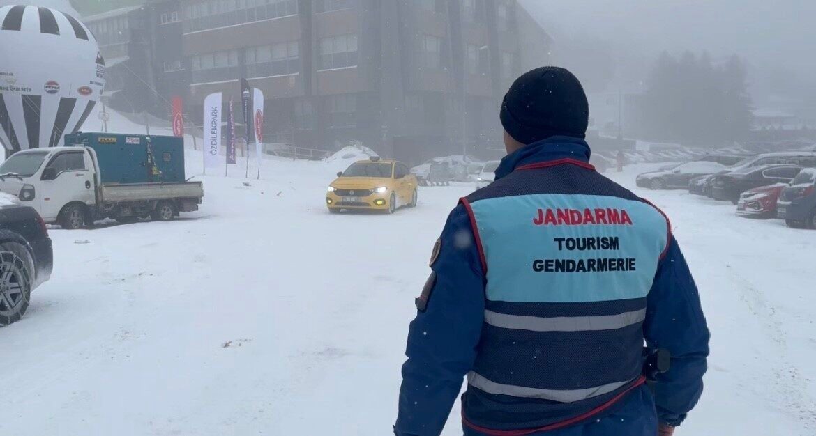 Uludağ'da yoğun kar yağışı etkisini sürdürüyor. Sömestir tatili sonrasında bile