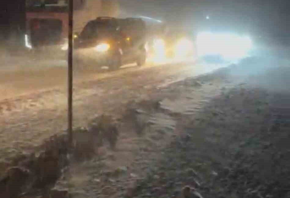 Sivas’ta Yoğun Kar Yağışı Ulaşımda Sorunlara Yol Açtı Sivas'ta yoğun kar ve tipinin etkisiyle ulaşımda aksaklıklar yaşandı. Gürün