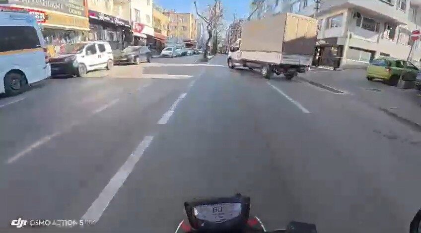 Bursa’da motosiklet sürücüsü kaza atlattı, olay anı kamerada! Bursa'nın Yeşilyayla Mahallesi'nde motosiklet sürücüsü Mert A., yola çıkan kamyonetten