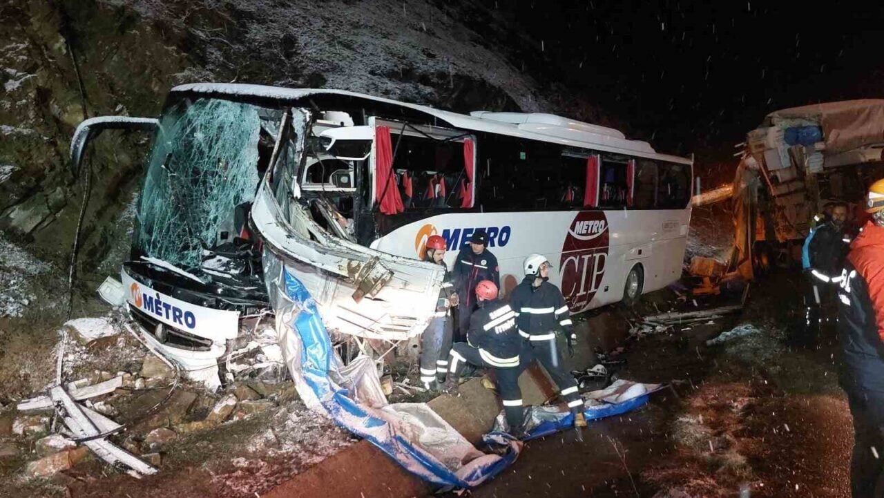 İstanbul'dan Giresun'a giden otobüs, Samsun'un Kavak ilçesinde kamyonla çarpıştı. Şahin