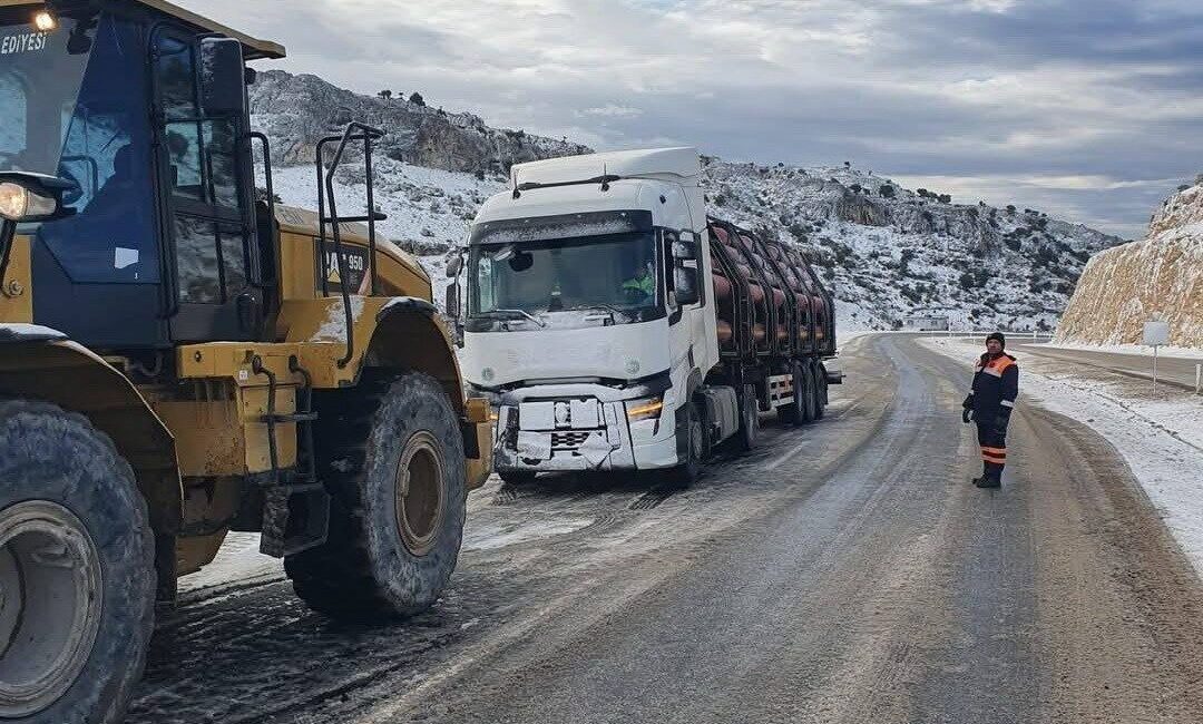 Besni’de Yoğun Kar Yağışı Nedeniyle Araçlar İş Makineleriyle Kurtarıldı Adıyaman'ın Besni ilçesinde yoğun kar yağışı nedeniyle yolda kalan araçlar,