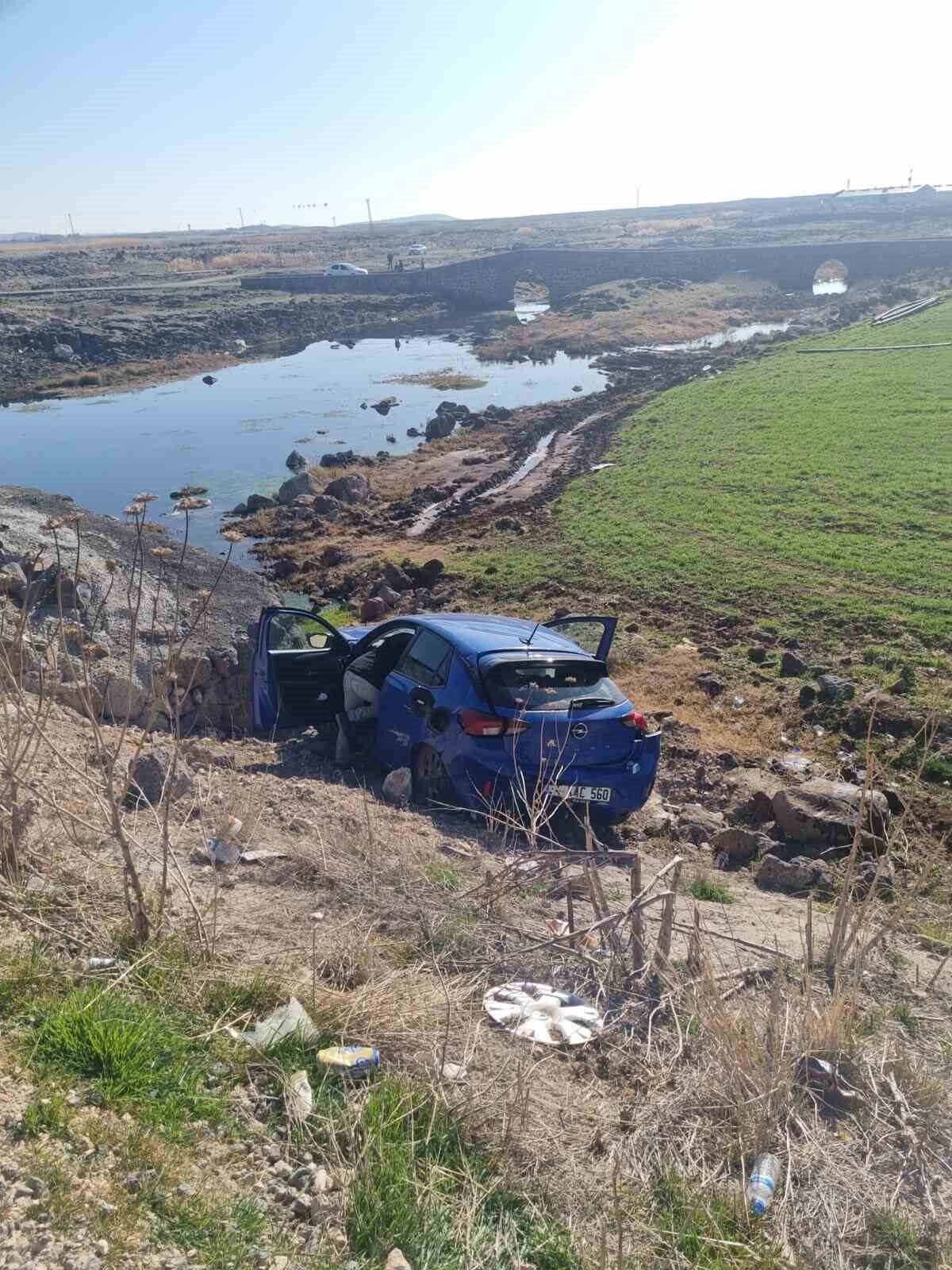 Diyarbakır'ın Çınar ilçesinde, sürücüsünün kontrolünü kaybettiği 34 KAC 560 plakalı