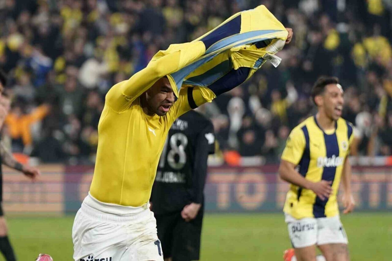 Fenerbahçe'nin futbolcusu Youssef En-Nesyri, Çaykur Rizespor'a attığı gol sonrası formasını