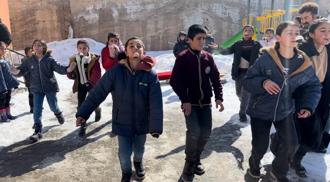 Hakkari’nin Yüksekova ilçesindeki Keçili İlkokulu ve Ortaokulu'nda, Müdür Ümit Bartın