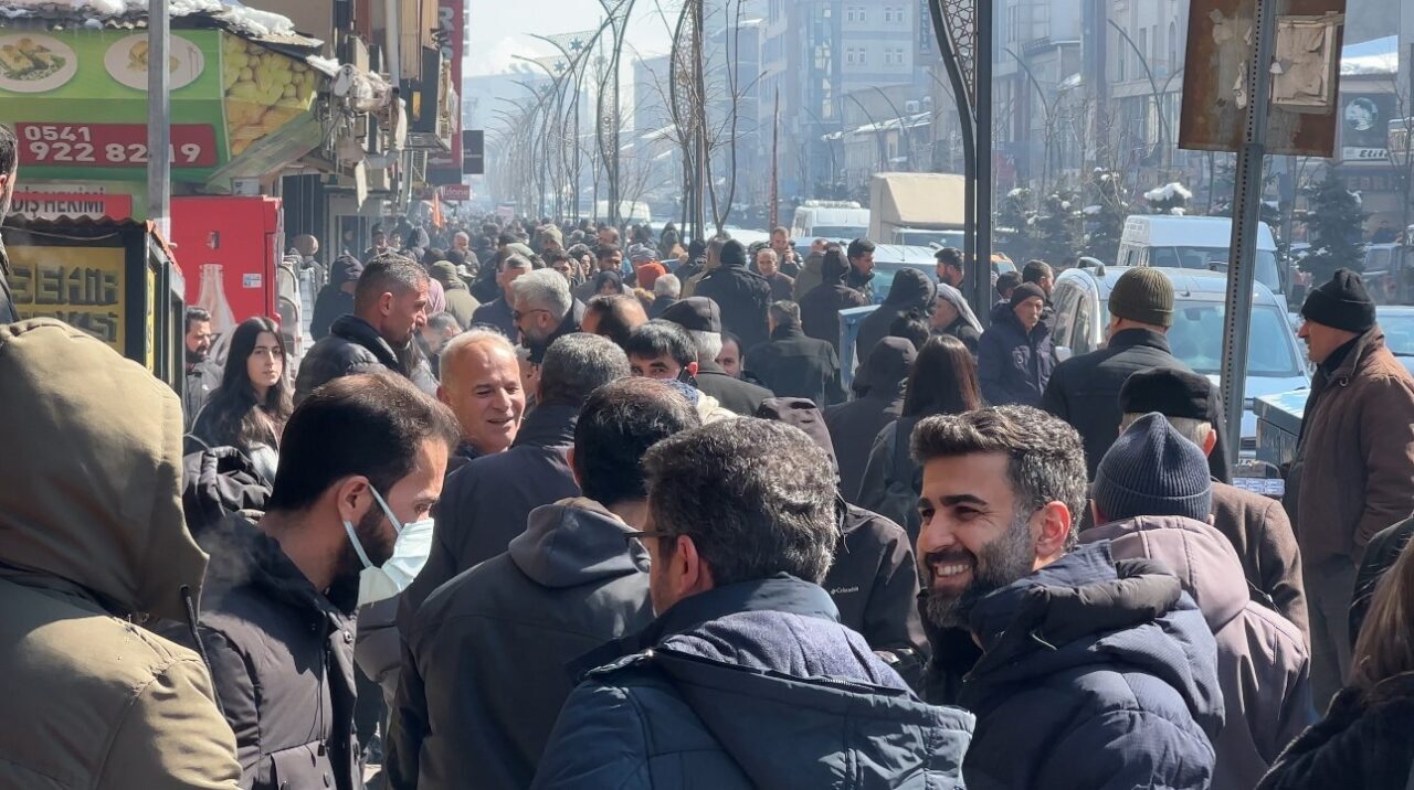 Yüksekova'da Ramazan öncesi alışveriş hareketliliği başladı. Cengiz Topel ve İpekyolu