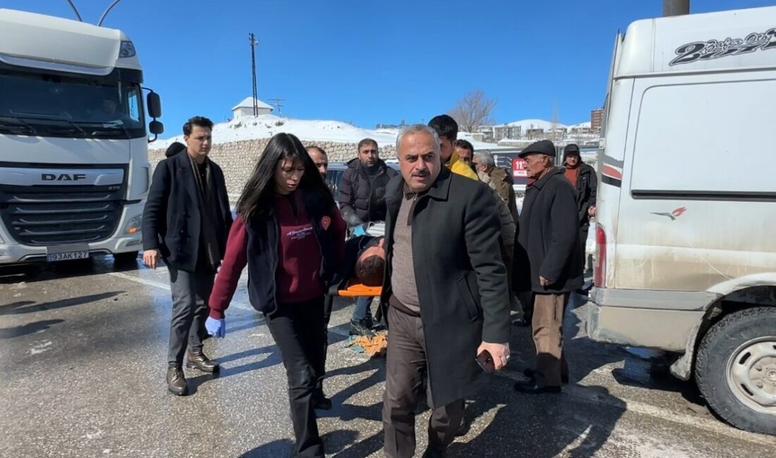 Yüksekova’da trafik kazası: 2 yaralı, inceleme başlatıldı. Yüksekova'da İpekyolu üzerindeki Aytemiz Petrol kavşağında meydana gelen trafik kazasında