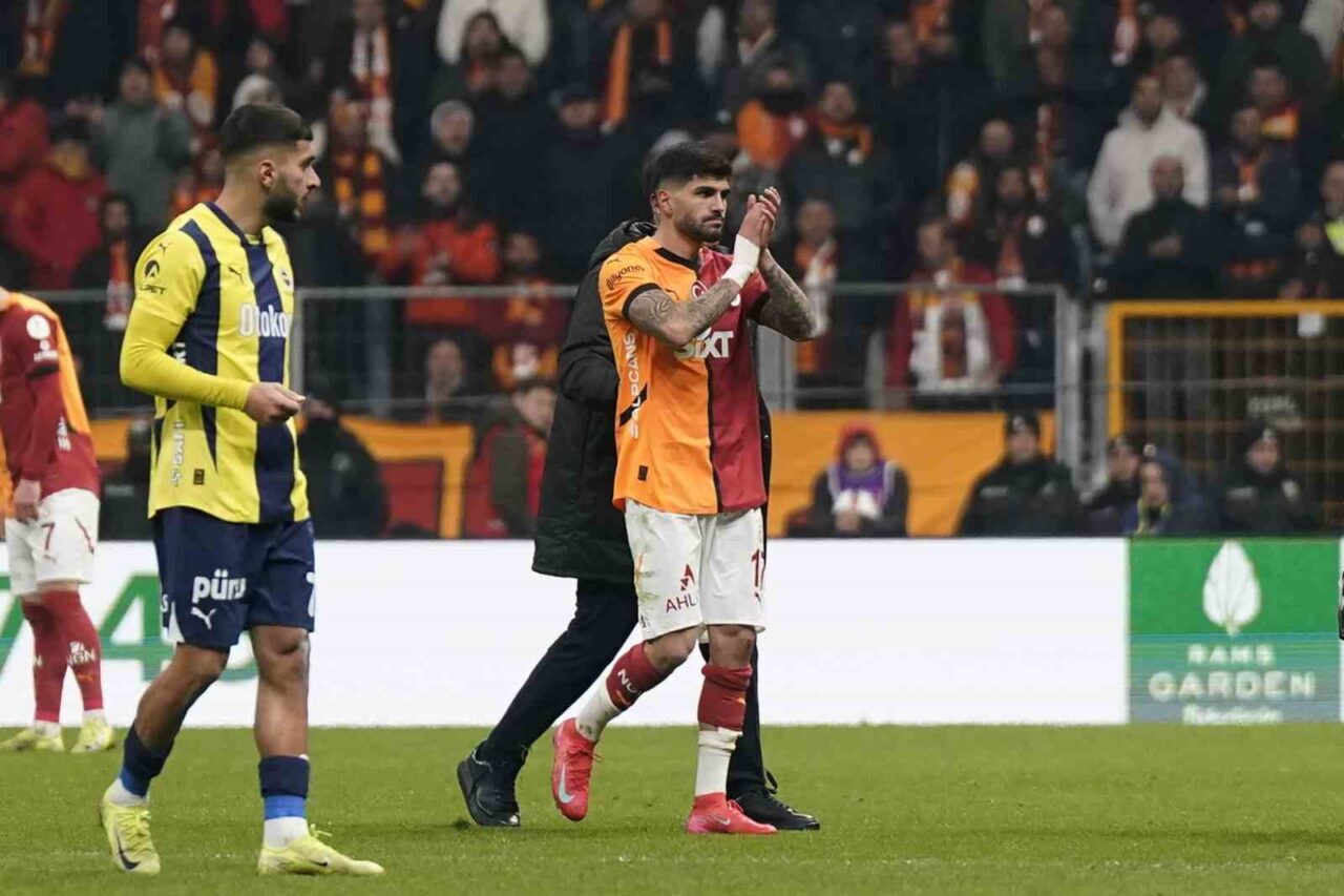 Galatasaraylı Yunus Akgün, Fenerbahçe ile oynanan maçta sarı kart görerek