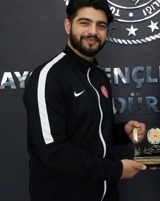 Yunus Emre Sayan, Kayseri’nin gururunu temsil edecek milli takım antrenörü oldu Kayseri Taekwondo antrenörü Yunus Emre Sayan, 8-16 Şubat tarihlerinde Antalya'da