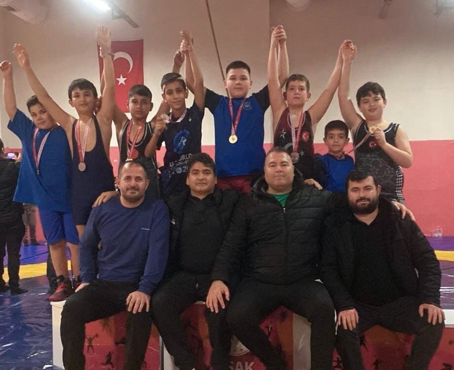 Yunusemre Belediyespor'un minik güreşçileri, Uşak'taki İllerarası Minikler Grekoromen Güreş Bölge