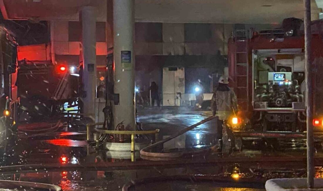 Zeytinburnu’ndaki Akaryakıt İstasyonu Marketinde Çıkan Yangın, İtfaiye Ekipleri Tarafından Kontrol Altına Alındı İstanbul'un Zeytinburnu bölgesindeki bir akaryakıt istasyonu marketinde, sabah saat 04.15'te