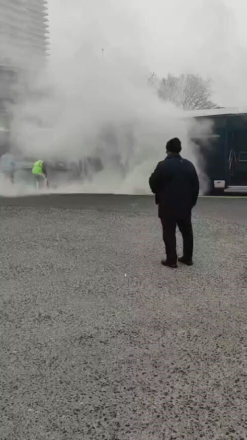 İstanbul Zincirlikuyu'da bir metrobüs, motor kısmından duman çıkması nedeniyle durduruldu