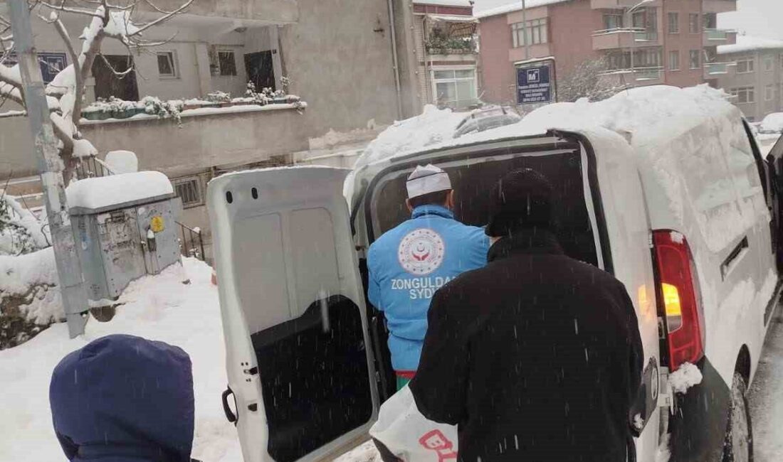 Zonguldak Valiliği, ihtiyaç sahibi vatandaşlar için sıcak yemek ve evde ziyaret hizmetinin sürdüğünü açıkladı. Zonguldak Valiliği, Aşevi ve Vefa Projesi aracılığıyla ihtiyaç sahibi bireylere