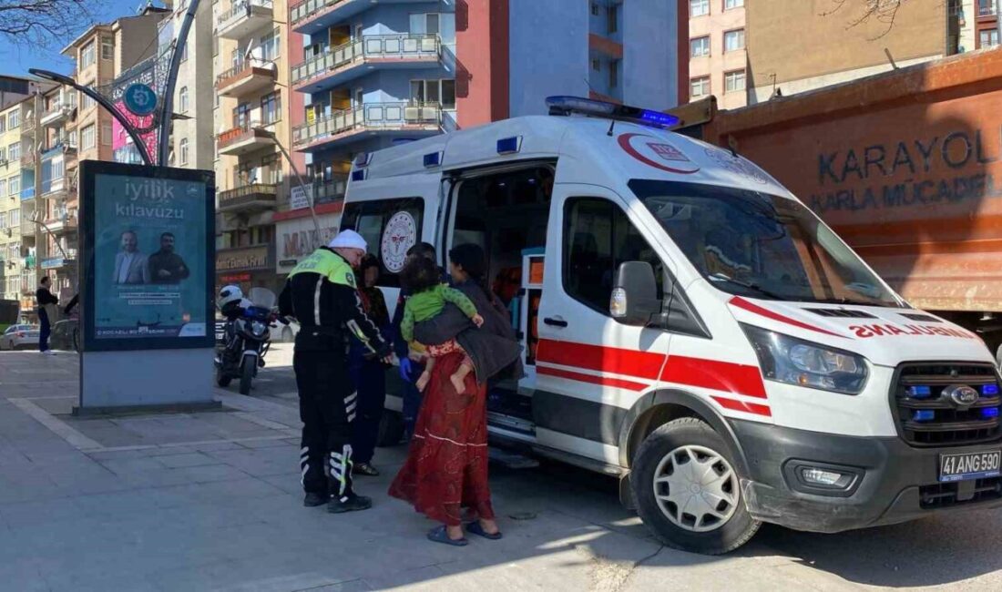 İzmit’te Ambulansın Önüne Atlayan 12 Yaşındaki Kız Çocuğu Yara Almadan Kurtuldu Kocaeli'nin İzmit ilçesinde 12 yaşındaki Z.A., hasta taşınan ambulansın önüne
