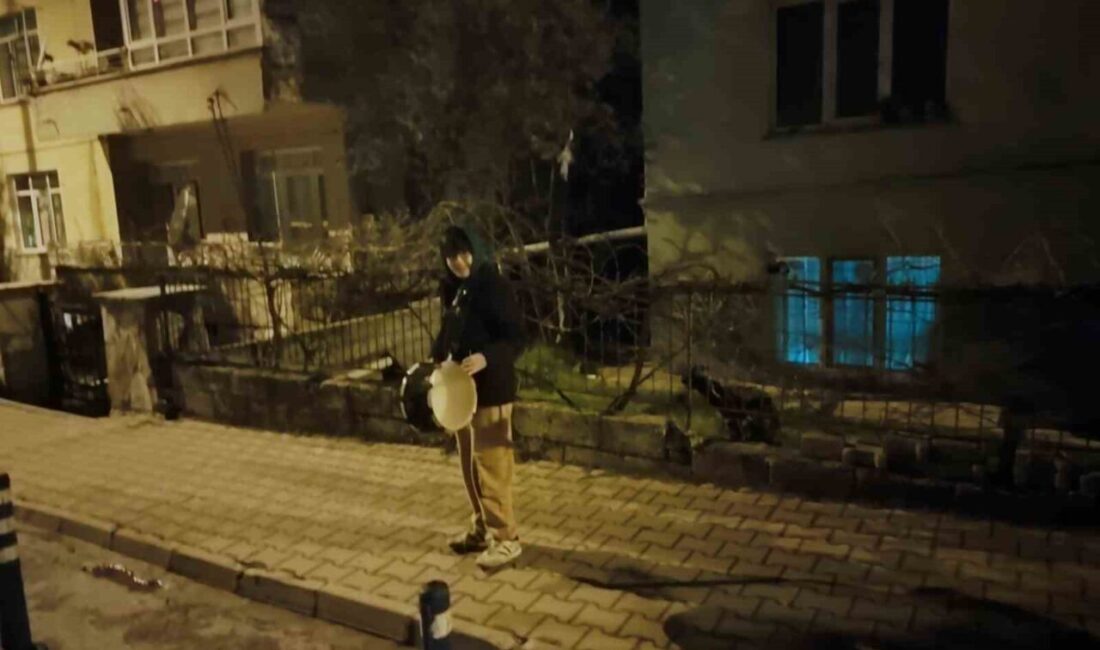 Menteşe’de Ramazan Davulculuğu Geleneği 12 Yaşındaki Mustafa ile Yeniden Canlanıyor Menteşe'de 12 yaşındaki Mustafa Tekin Çalışkan, uzun yıllar unutulan Ramazan