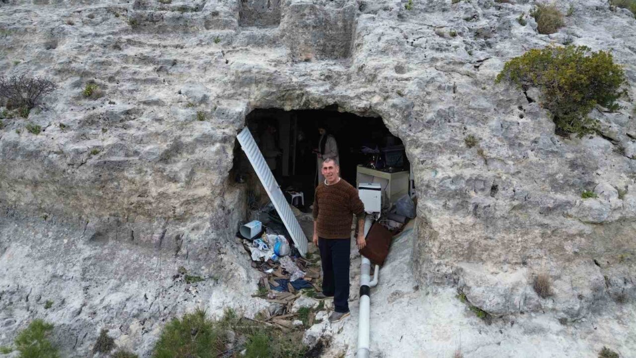 Hatay'da deprem sonrası mağarada yaşamaya başlayan 55 yaşındaki Ali Bozoğlan,