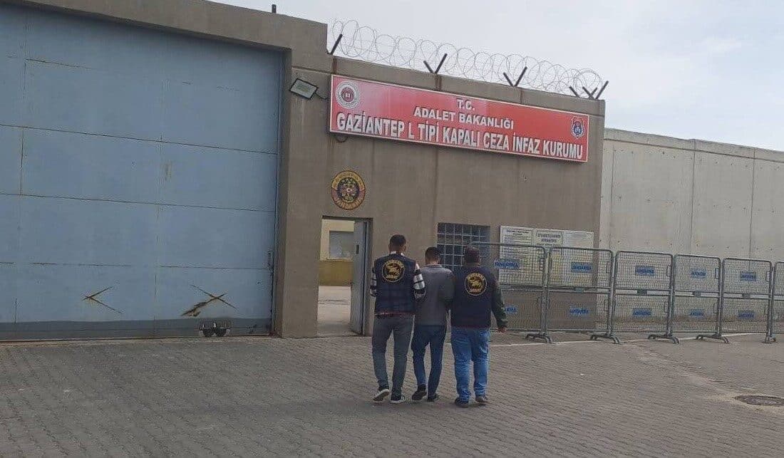 Gaziantep’te Jandarma Ekipleri Uyuşturucu ve Dolandırıcılık Suçundan Aranan Firariyi Ele Geçirdi Gaziantep'te jandarma, uyuşturucu ve dolandırıcılıktan 21 yıl hapis cezası bulunan