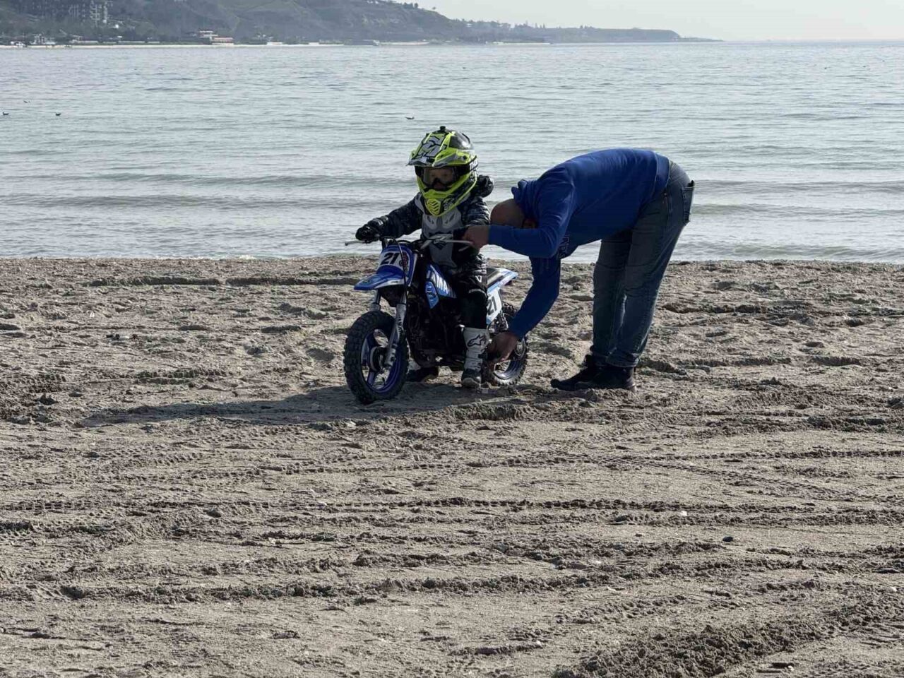 Deniz Boran Balcı, 3.5 yaşında, motosiklet tutkusuyla dikkat çekiyor. Ailesinin