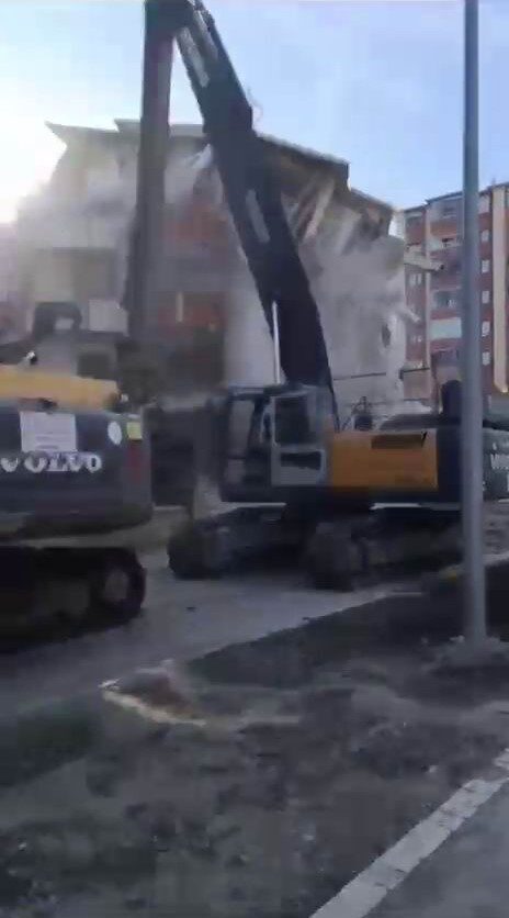 Elazığ'da Sürsürü Mahallesi'nde ağır hasarlı bir 5 katlı bina, yıkım
