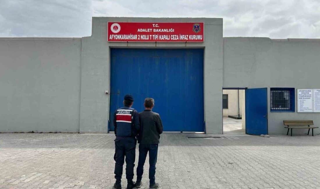 Afyonkarahisar’da 5 yıl hapis cezası bulunan dolandırıcı jandarma tarafından yakalandı. Afyonkarahisar'da jandarma, dolandırıcılık suçundan 5 yıl hapis cezasıyla aranan A.Ö.'yü
