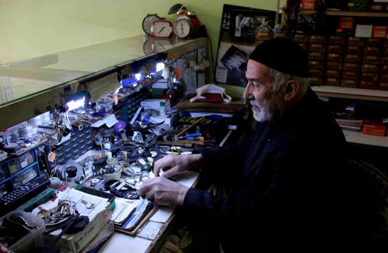 77 yaşındaki Sebahattin Tanoğlu, 58 yılını saat tamirciliğiyle geçirdi. 1970'te