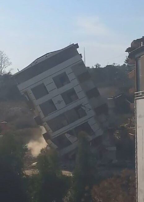 Defne’deki 6 katlı bina, iş makinesiyle kontrollü şekilde yıkıldı ve o anlar kameraya kaydedildi. Hatay'ın Defne ilçesinde, Kahramanmaraş depremlerinde ağır hasar gören 6 katlı
