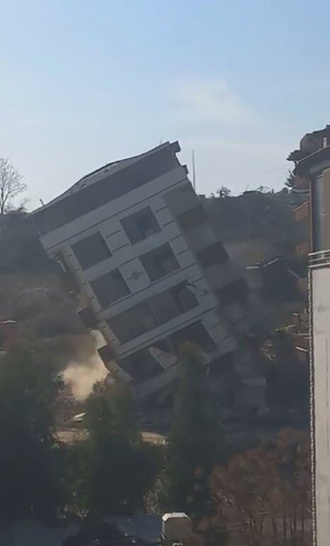 Hatay'ın Defne ilçesinde, Kahramanmaraş depremlerinde ağır hasar gören 6 katlı