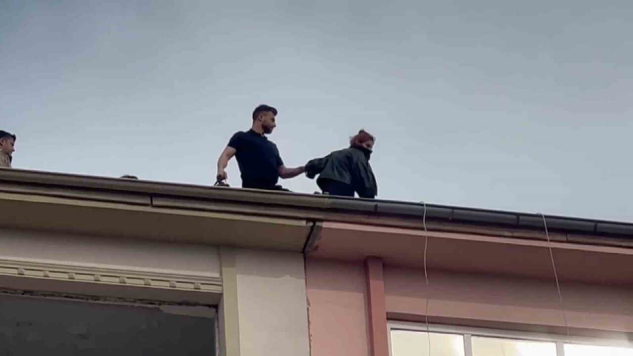 Elazığ'da, deprem nedeniyle boşaltılan 8 katlı bir binanın çatısına çıkan