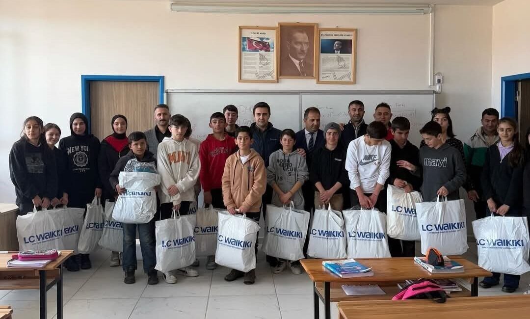 Adaklı’da Öğrencilere Kış Kıyafeti Yardımı Yapıldı Adaklı'da öğrencilere kışlık kıyafet yardımı yapıldı. Kaymakam Koray Çelik ve