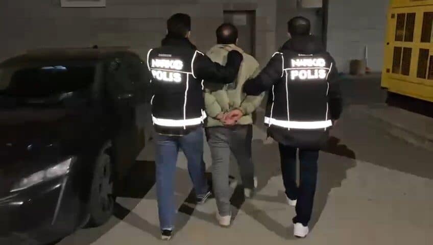 Samsun’da 20 yıl 7 ay 15 gün hapsi bulunan hükümlü, polisin takibiyle yakalanarak cezaevine gönderildi. Samsun'da tasarlayarak adam öldürme suçundan 20 yıl 7 ay 15