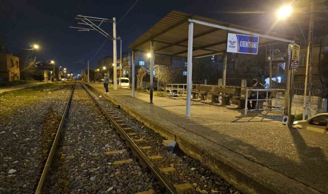 Adana’da sokak ortasında meydana gelen bıçaklı kavgada iki kardeş hayatını kaybetti. Adana'nın Yüreğir ilçesinde 24 yaşındaki Azat T., tartıştığı 16 yaşındaki