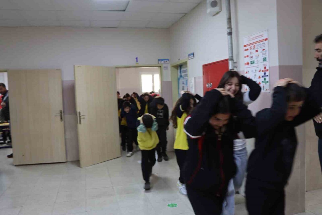 Adana'nın Kozan ilçesi, Deprem Haftası kapsamında gerçekleştirilen tatbikatta 1500 öğrenciyle