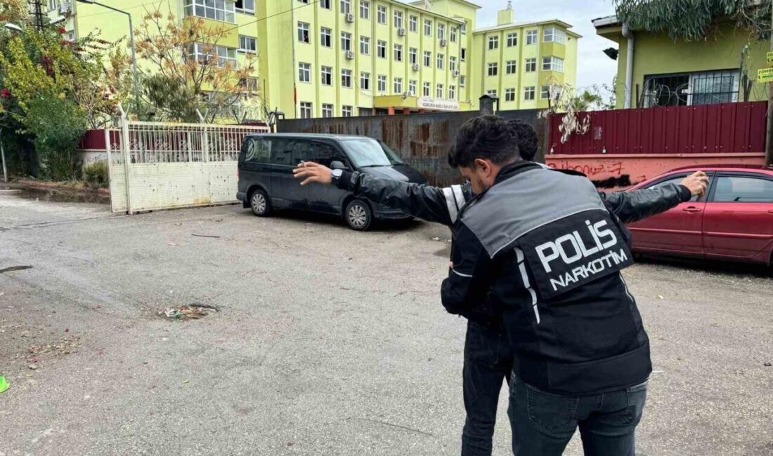 Adana’da Narkotik Ekiplerinden Park ve Bahçelerde Uyuşturucu Denetimi Adana'da Narkotik Suçlarla Mücadele Şube Müdürlüğü, uyuşturucu ile mücadele amacıyla