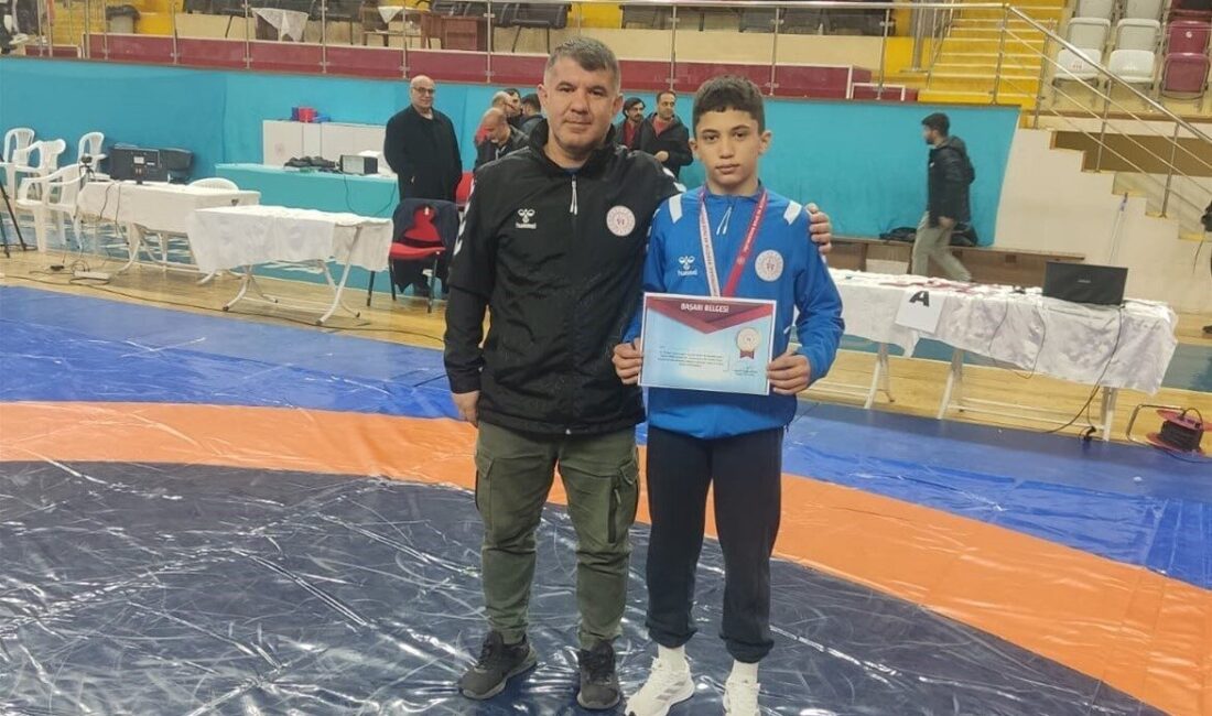 Isparta'da Yıldız Erkekler Okul Sporları Serbest Güreş Grup Müsabakaları'nda Afyonkarahisar