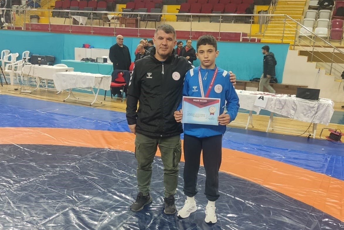 Isparta'da Yıldız Erkekler Okul Sporları Serbest Güreş Grup Müsabakaları'nda Afyonkarahisar