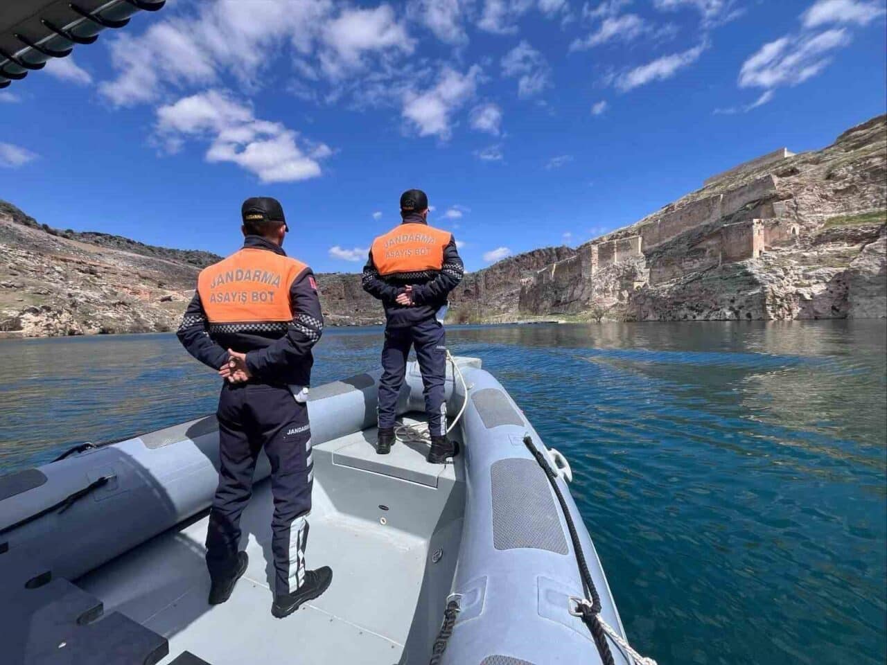Gaziantep'te, jandarma ekipleri Yavuzeli ilçesi Fırat Nehri'nde ağ ile yasa