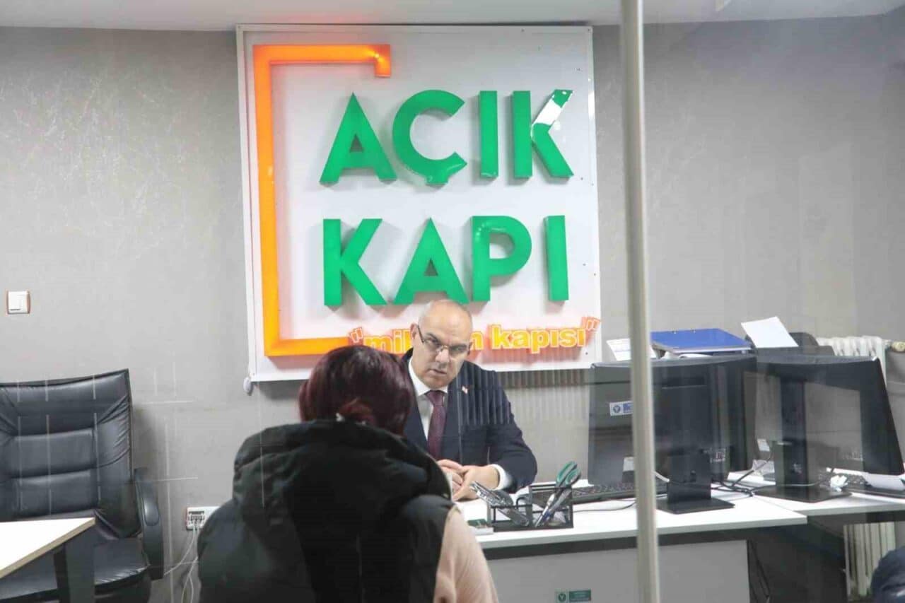 Ağrı Valisi Mustafa Koç, Açık Kapı Birimi’nde vatandaşlarla buluşarak taleplerini