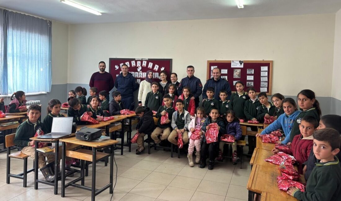 Ahlat’taki Sahil Güvenlikten Öğrencilere Denizde Güvenlik Eğitimi Verildi Bitlis'in Ahlat Sahil Güvenlik Karakol Komutanlığı, Cemalettin Köyü İlkokulu'nda öğrencilere