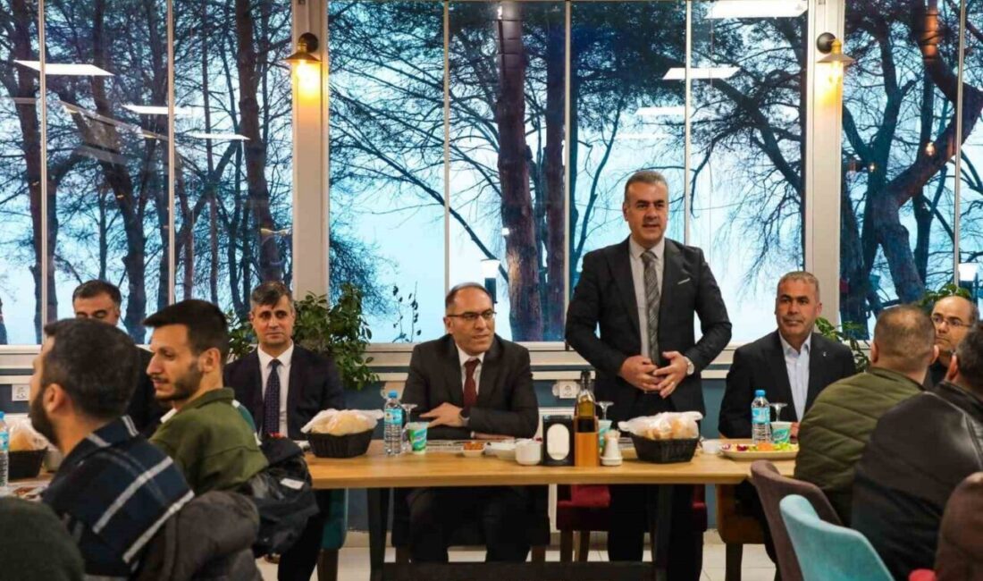 Ahlat’ta Öğretmen Buluşmaları Programı İftarı Gerçekleştirildi Bitlis İl Milli Eğitim Müdürü Vedat Kaya, Ahlat'ta düzenlenen "Öğretmen