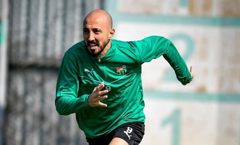 Ahmet İlhan Özek, Kuşadasıspor karşısında gördüğü sarı kartla cezalı duruma düştü Bursaspor'un 37 yaşındaki kaptanı Ahmet İlhan Özek, Kuşadasıspor ile oynanan