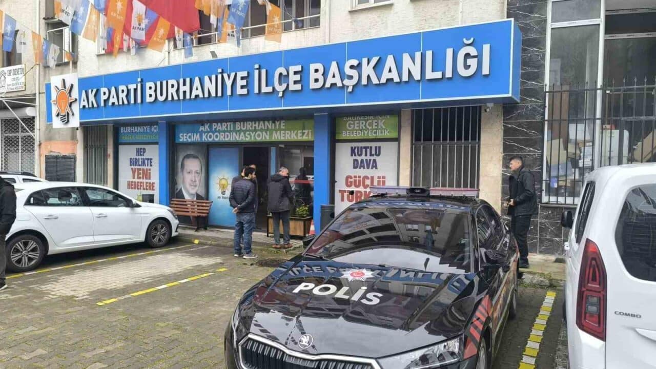 Balıkesir'in Burhaniye ilçesinde AK Parti İlçe Başkanlığı'na taşlı saldırı gerçekleştirildi.