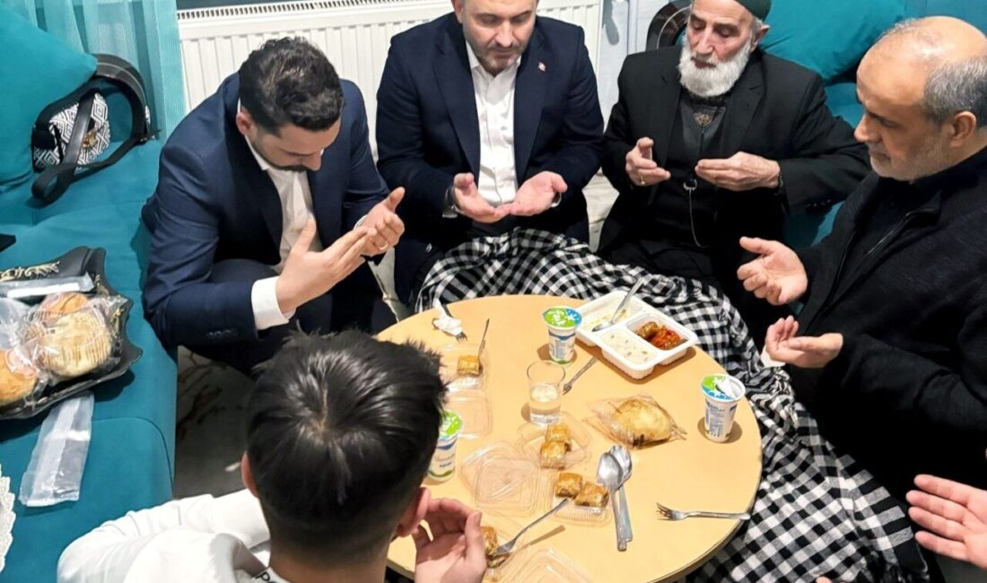 Eskişehir’de AK Parti İl Başkanı Gürhan Albayrak, Budak ailesinin iftarına katıldı. AK Parti Eskişehir İl Başkanı Gürhan Albayrak, Eskişehir'deki Budak ailesinin