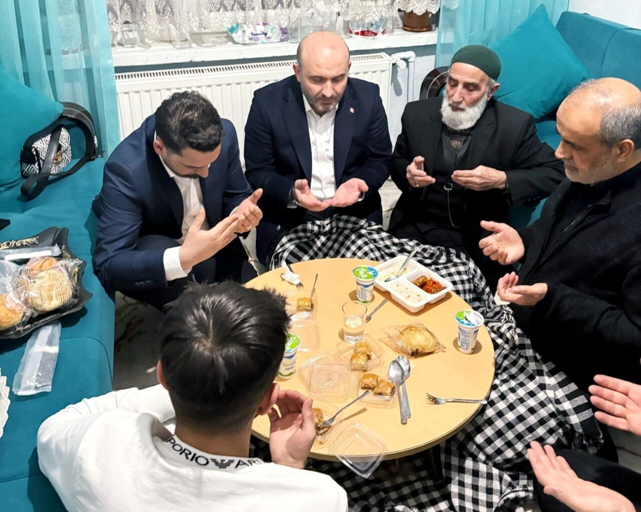 AK Parti Eskişehir İl Başkanı Gürhan Albayrak, Eskişehir'deki Budak ailesinin