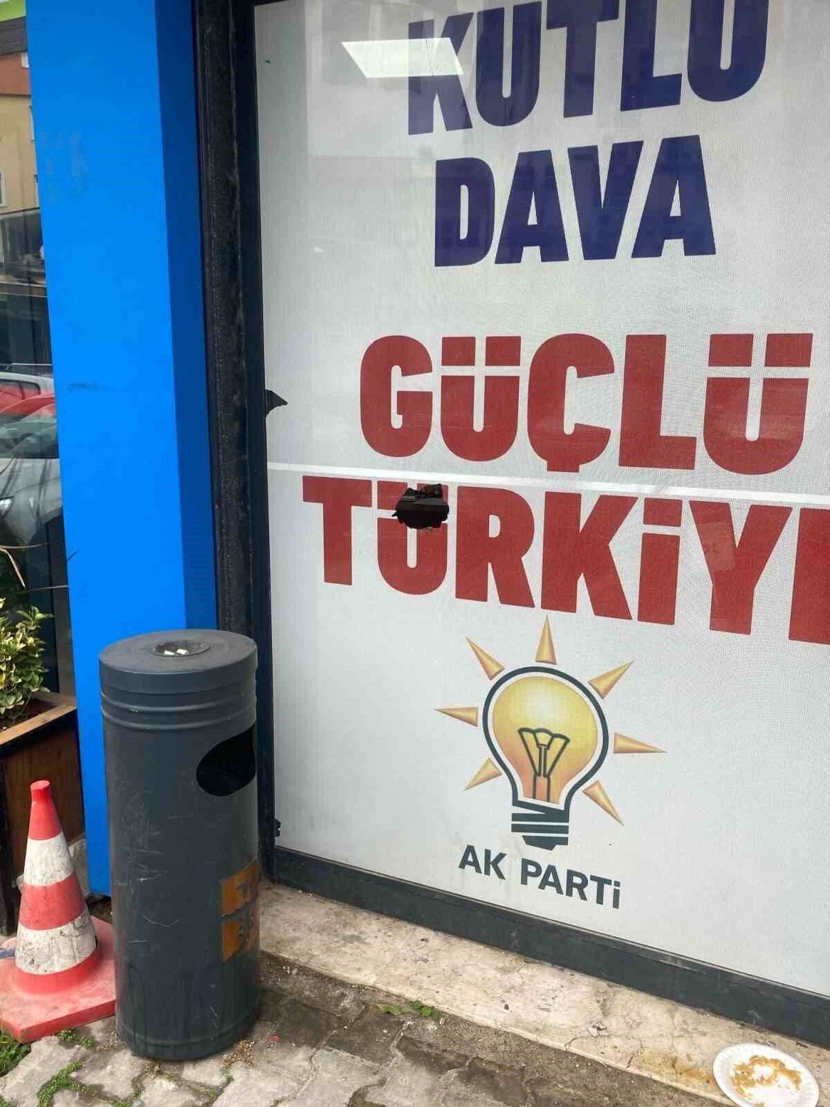 Balıkesir'in Burhaniye ilçesinde AK Parti İlçe Başkanlığına taşlı saldırı düzenlendi.