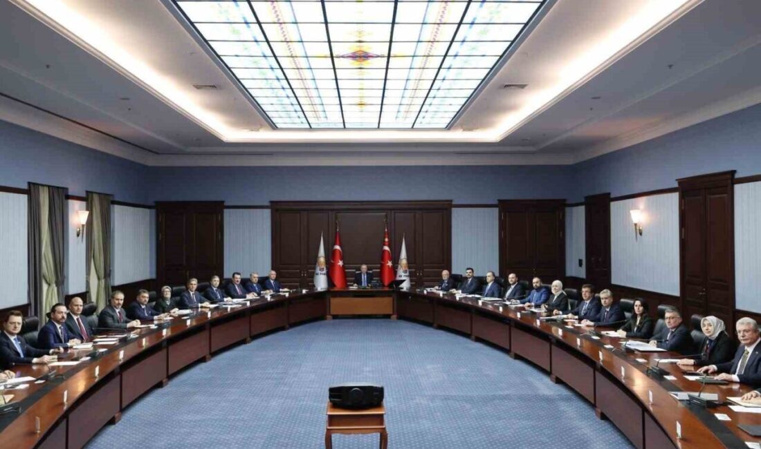 AK Parti MYK, Cumhurbaşkanı Erdoğan liderliğinde Parti Genel Merkezi’nde bir araya geldi. AK Parti Merkez Yürütme Kurulu, Cumhurbaşkanı Recep Tayyip Erdoğan liderliğinde