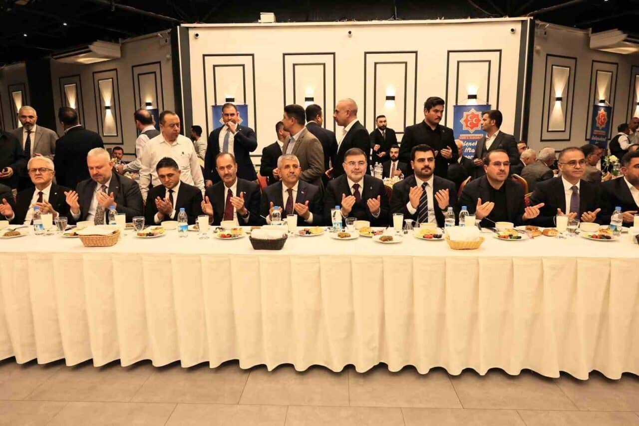 AK Parti İzmir İl Başkanı Bilal Saygılı, partisinin iftar programında