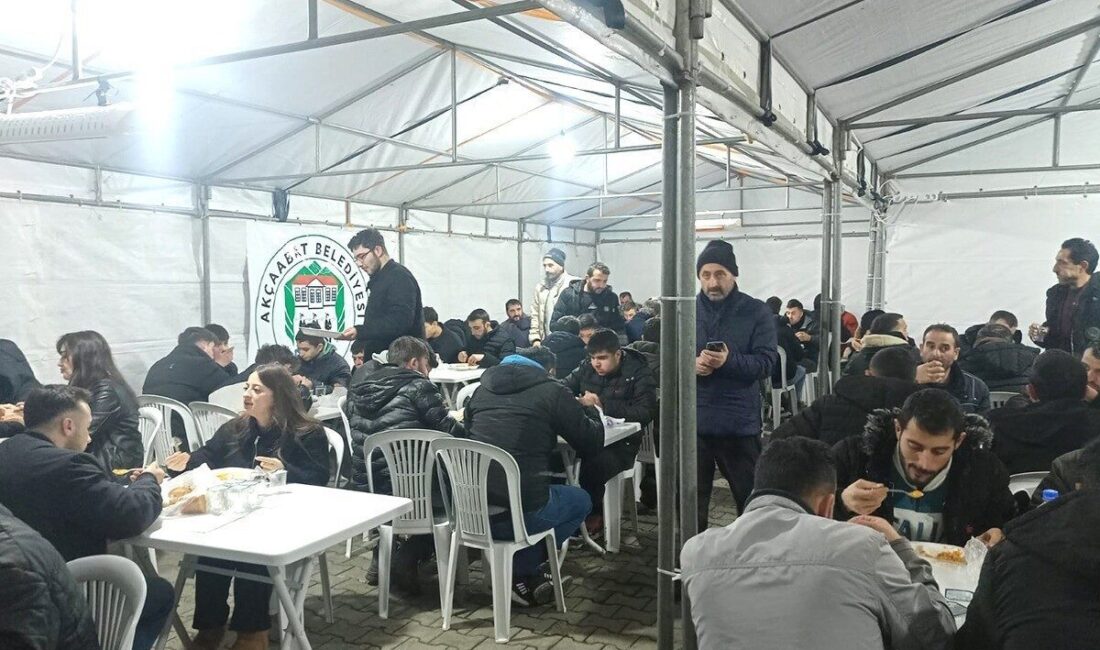 Akçaabat’ta İhtiyaç Sahiplerine Ramazan İftarlarıyla Destek Veriliyor Akçaabat Belediyesi, Ramazan süresince düzenlediği iftar organizasyonlarıyla ihtiyaç sahiplerine yardım